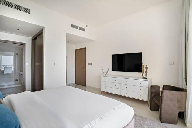 New Unit Luxury 2-BR Beachfront Full Sea View - Grand Bleu Elie Saab Emaar Beach Front — photo 24