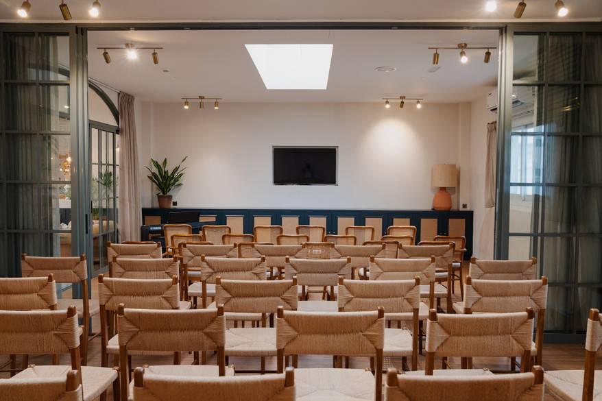 Full Meeting Room Space for Meetups, Gatherings and Workshops or Concept Photoshoots — photo 13
