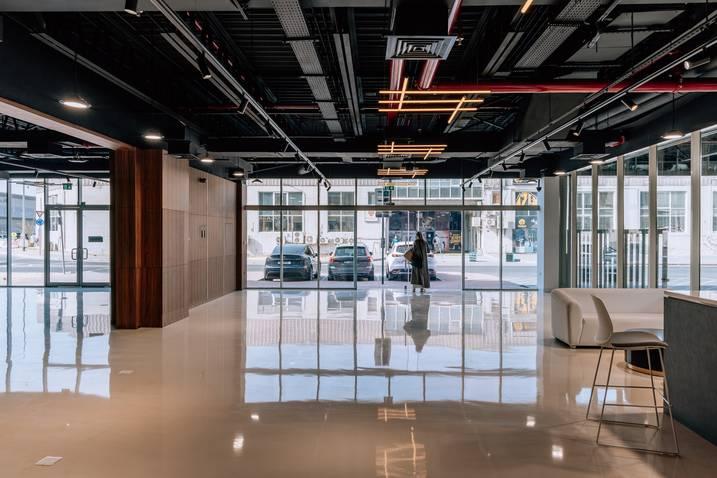 Modern Blank Canvas Showroom for Shoots, Events & Creative Use — main photo