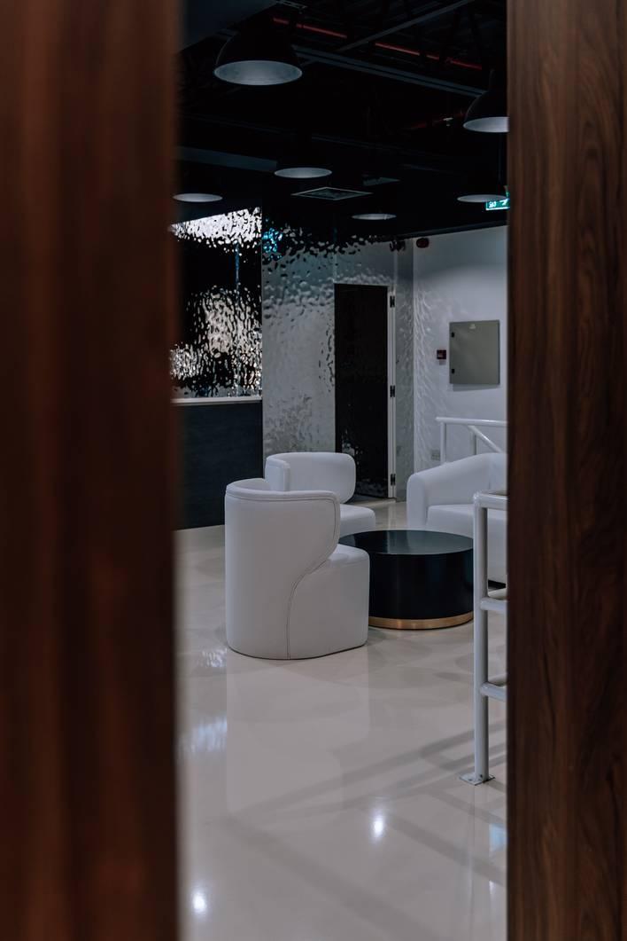 Modern Blank Canvas Showroom for Shoots, Events & Creative Use — photo 25
