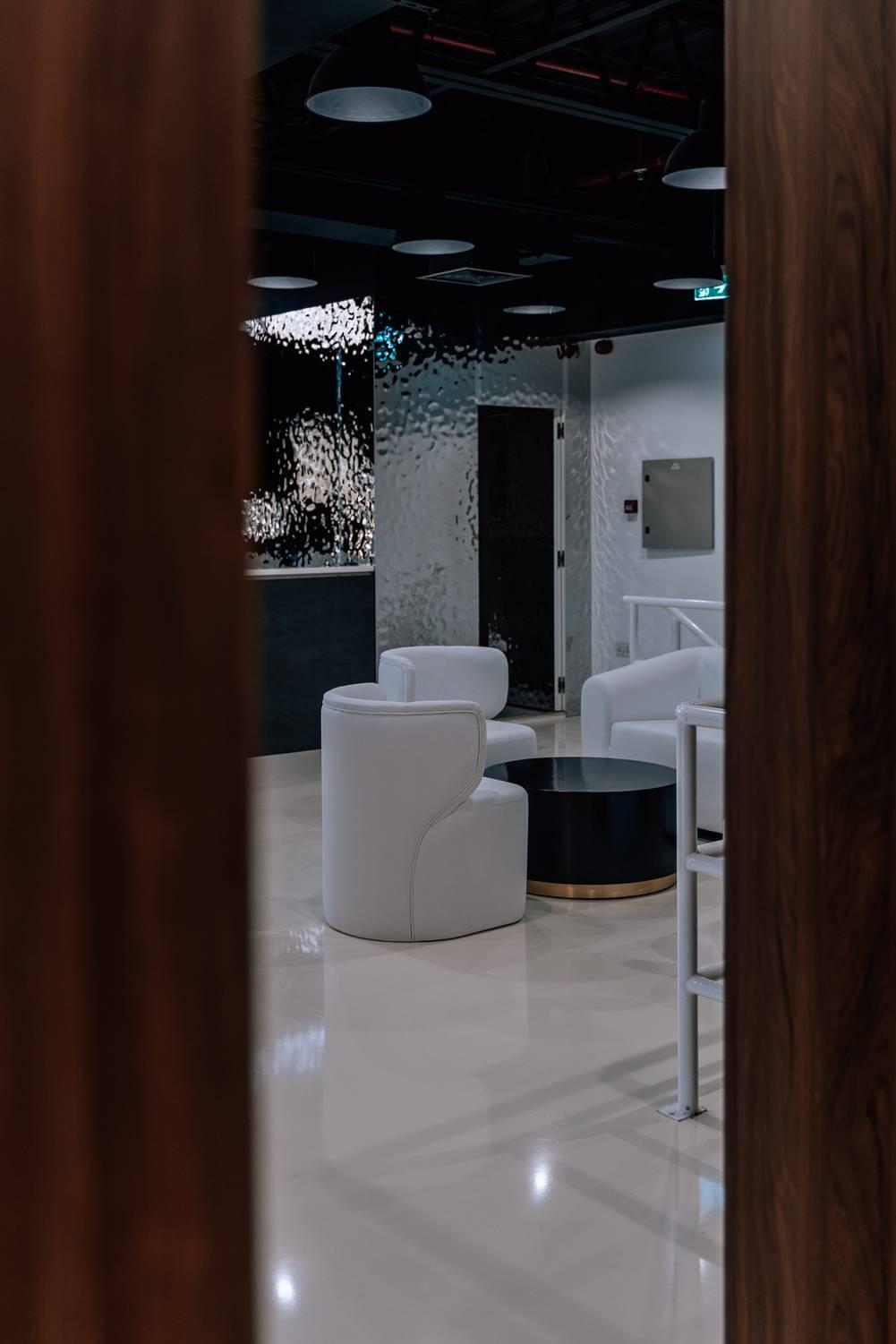 Modern Blank Canvas Showroom for Shoots, Events & Creative Use — photo 25
