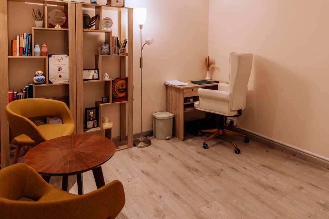 Peaceful, serene rooms for workshops, teaching and private counseling. Can be used for any photoshoot. — photo 18
