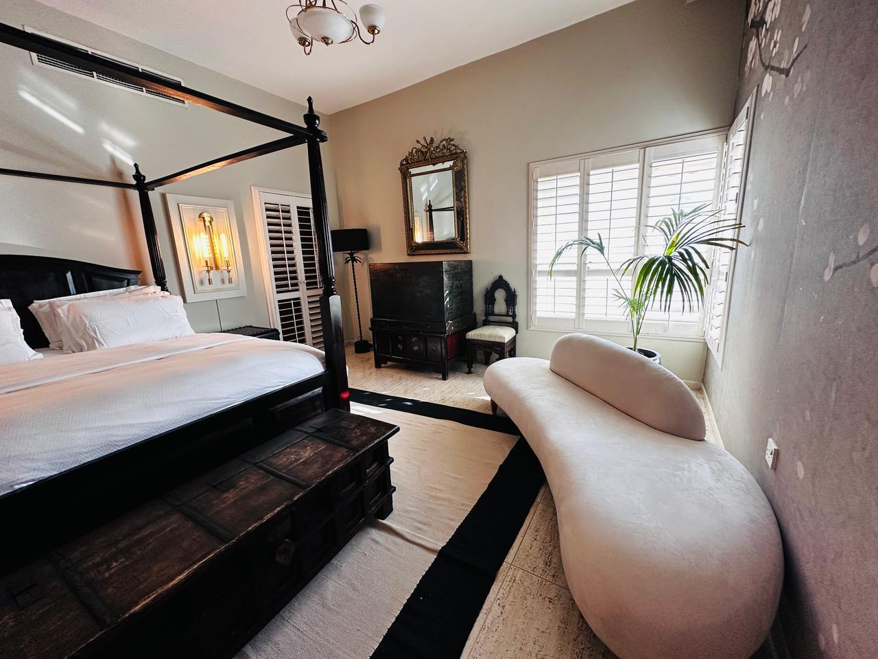 Eclectic Boho-Chic Villa with Pool, Studio Vibes & Artistic Corners in Dubai — photo 28
