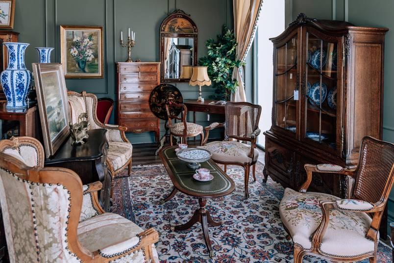 A vintage styled space for photo shoot, filming and podcasts — photo 2