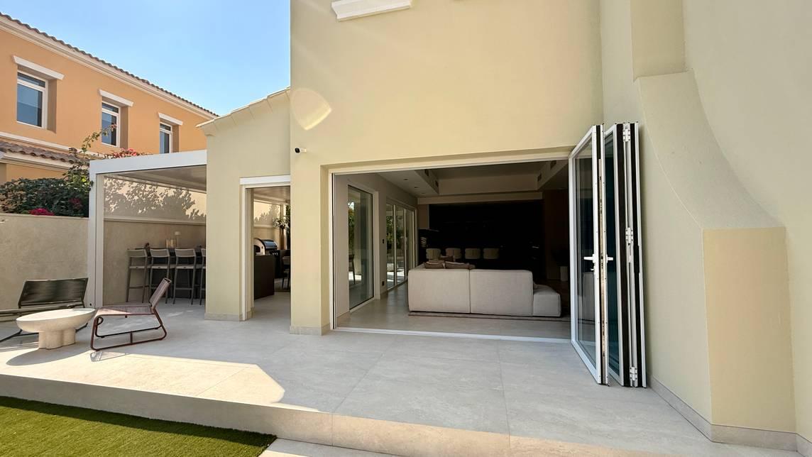 Elegant, modern open plan mediterranean style villa. — photo 15