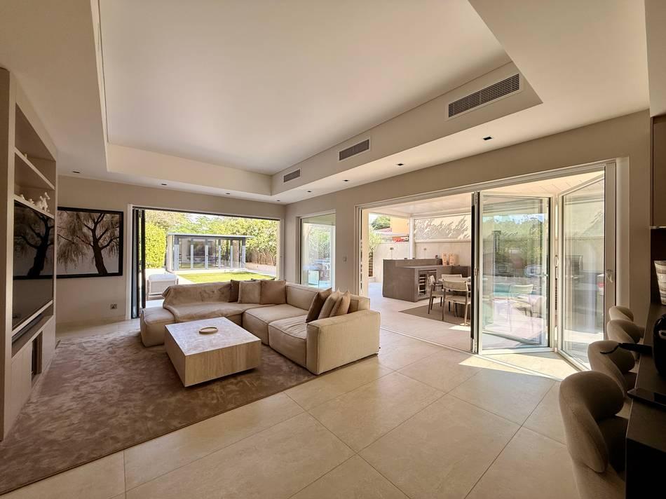 Elegant, modern open plan mediterranean style villa. — photo 21