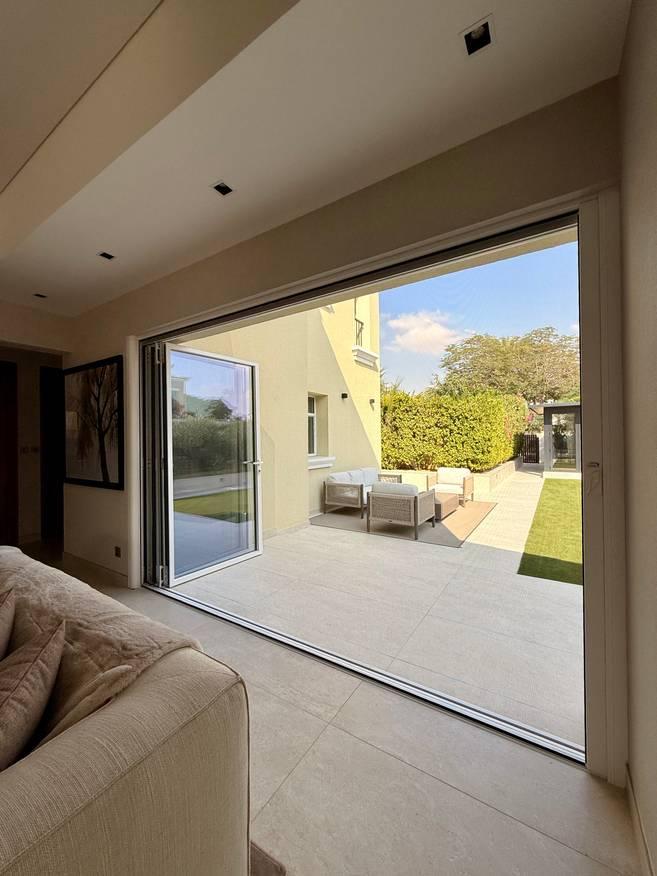 Elegant, modern open plan mediterranean style villa. — photo 22