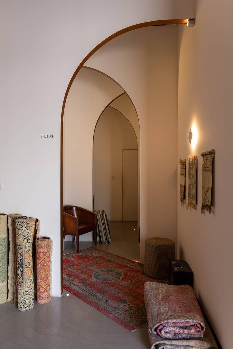 Artsy High-End Rugs Showroom for Contemporary Events and Photoshoot Projects — photo 3