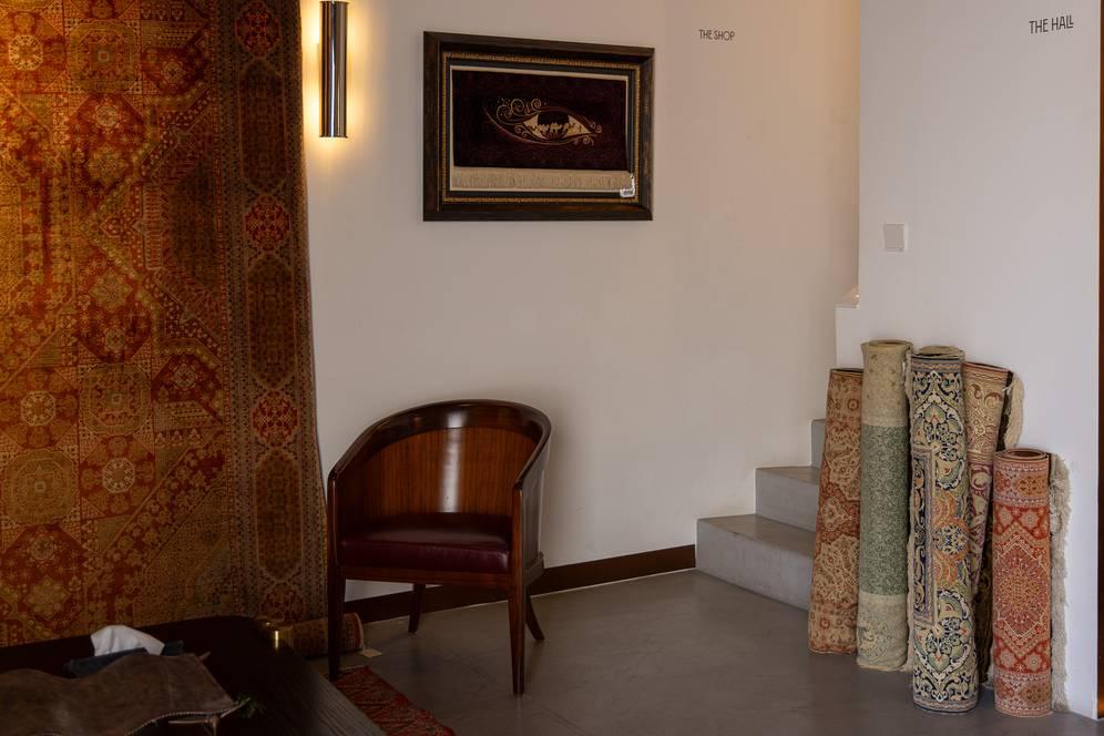 Artsy High-End Rugs Showroom for Contemporary Events and Photoshoot Projects — photo 17