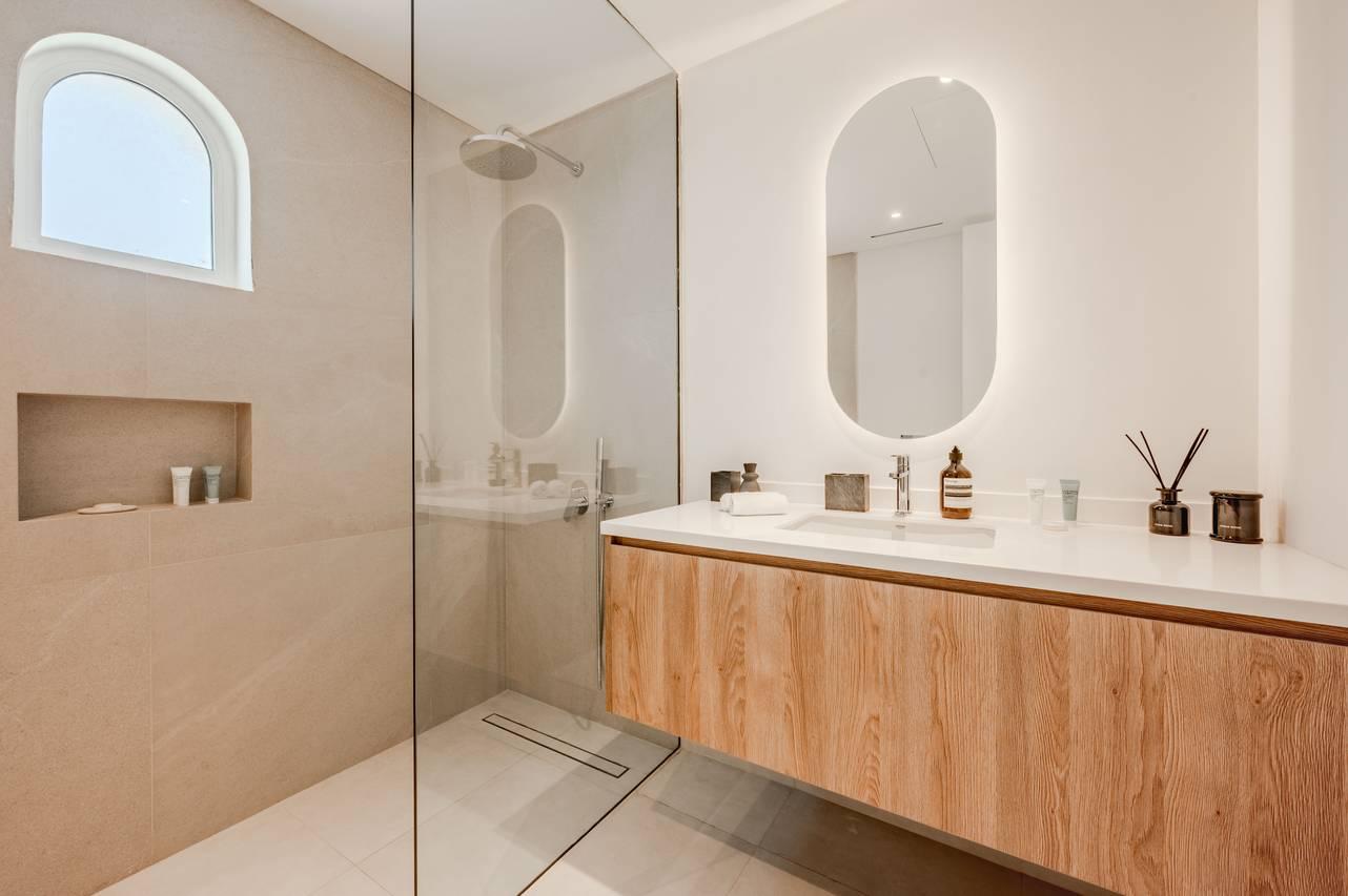 Mykonos-Inspired Luxury 4 BR | Private Pool Villa Near Burj Al Arab — photo 11