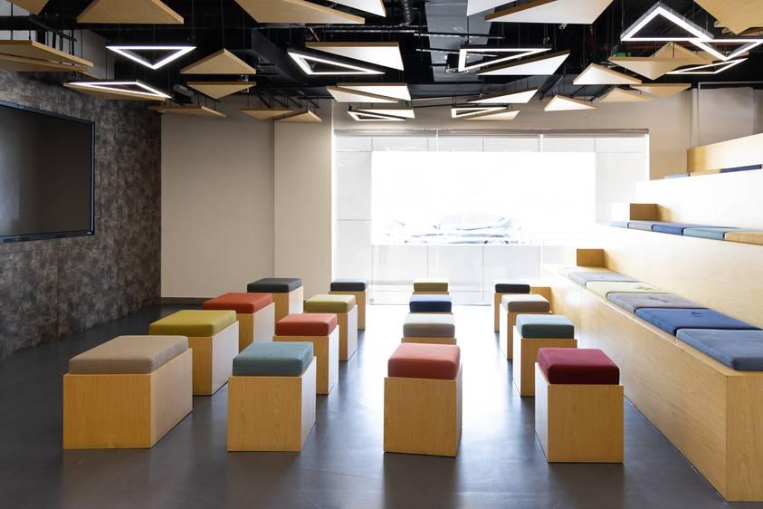 Arena, Podium Stage for Elite Events, Workshops, Networking and Meetups 4