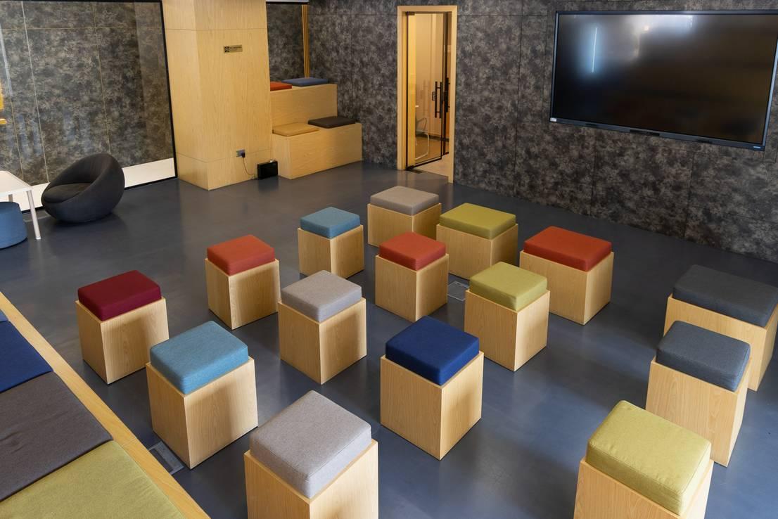 Arena, Podium Stage for Elite Events, Workshops, Networking and Meetups — photo 9
