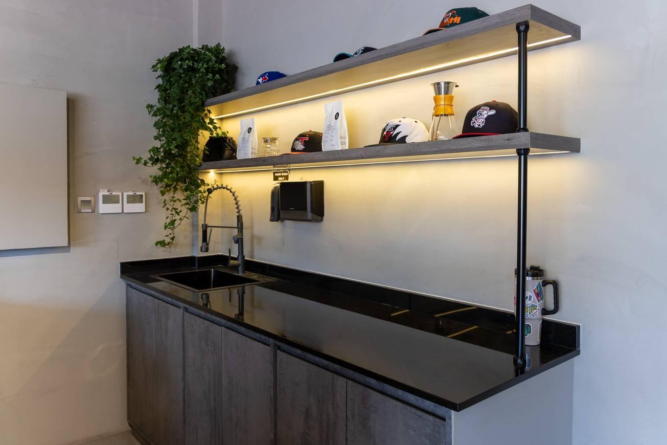 Fashion Showroom with Cafe Space in Al Quoz for Events, Photoshoot Projects and Activations - Ground Floor — photo 10
