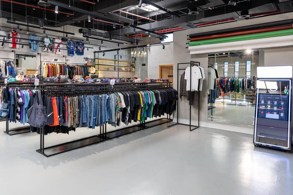 Upper Floor Fashion Showroom with Photoshoot Space, Backdrops and Fashion Displays — photo 6