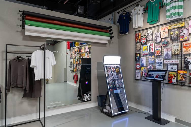 Upper Floor Fashion Showroom with Photoshoot Space, Backdrops and Fashion Displays — photo 2