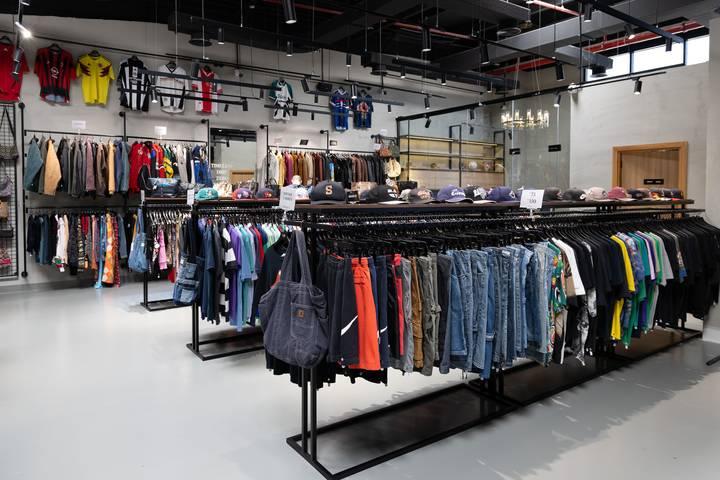 Upper Floor Fashion Showroom with Photoshoot Space, Backdrops and Fashion Displays — photo 7