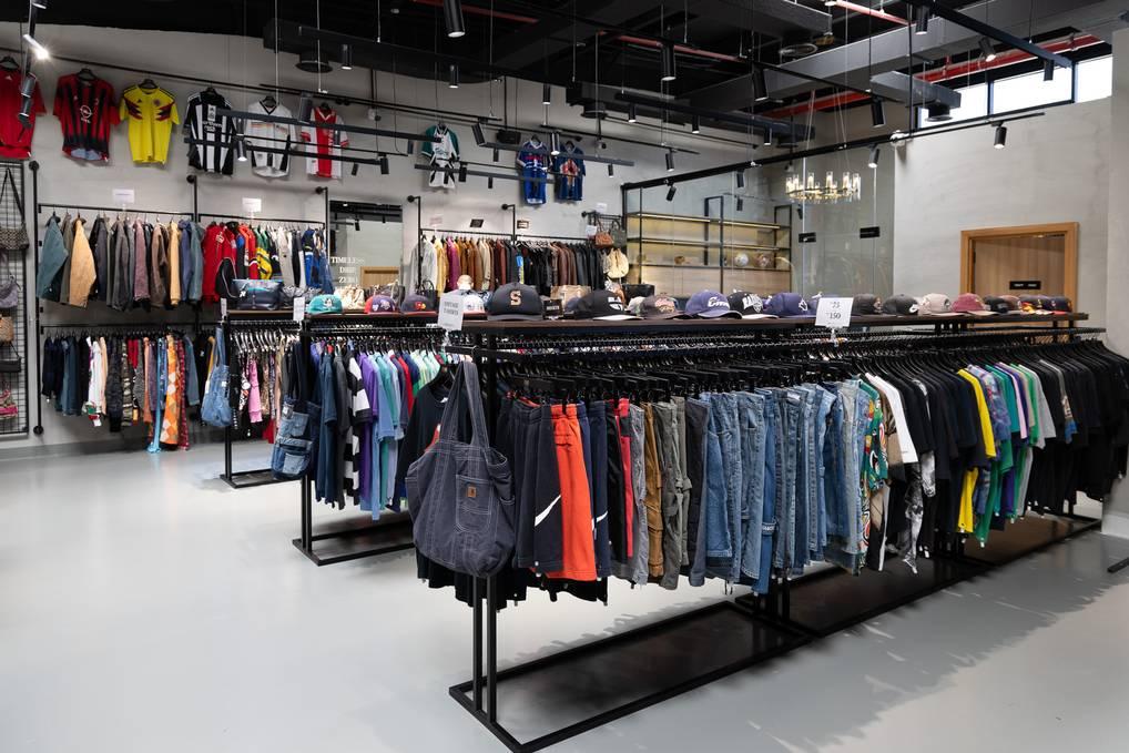 Upper Floor Fashion Showroom with Photoshoot Space, Backdrops and Fashion Displays — photo 7