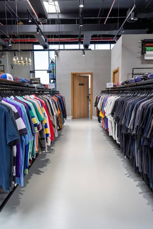 Upper Floor Fashion Showroom with Photoshoot Space, Backdrops and Fashion Displays — photo 12