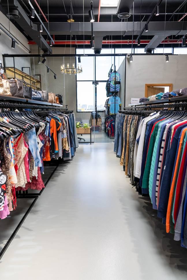 Upper Floor Fashion Showroom with Photoshoot Space, Backdrops and Fashion Displays — photo 13