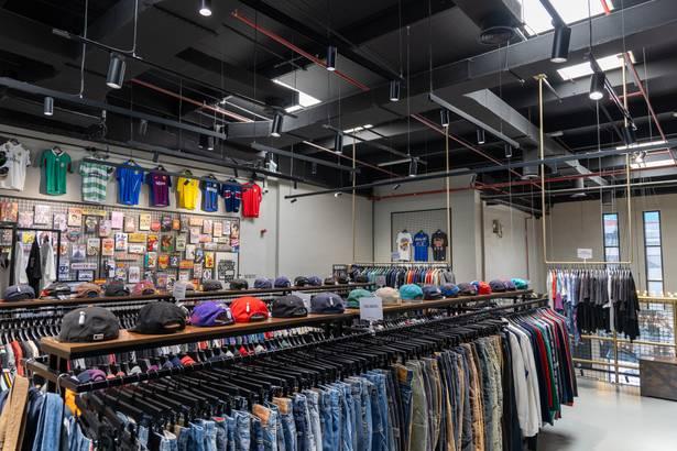 Upper Floor Fashion Showroom with Photoshoot Space, Backdrops and Fashion Displays — photo 11