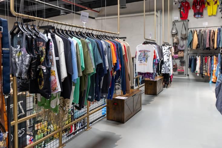 Upper Floor Fashion Showroom with Photoshoot Space, Backdrops and Fashion Displays — photo 14
