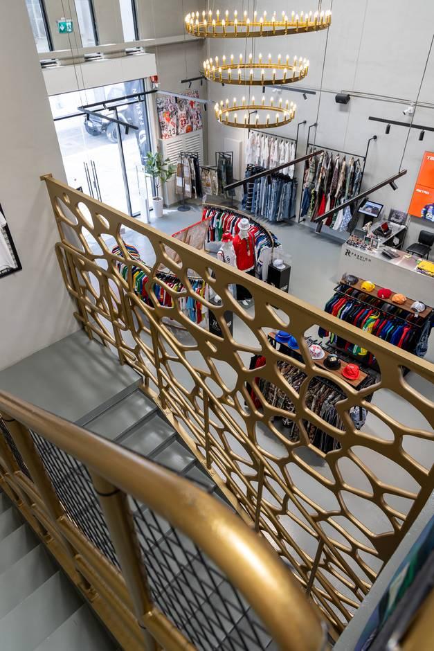 Upper Floor Fashion Showroom with Photoshoot Space, Backdrops and Fashion Displays — photo 15