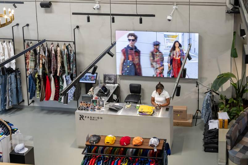 Upper floor Fashion Showroom with Cafe Space - Perfect for Events and Creative Shoots — photo 23