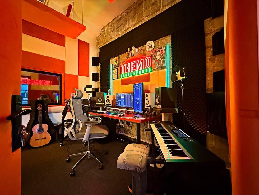 Fully Equipped Professional Music Recording and Production Studio For Hourly Bookings — photo 2