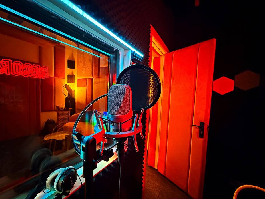 Fully Equipped Professional Music Recording and Production Studio For Hourly Bookings — photo 4
