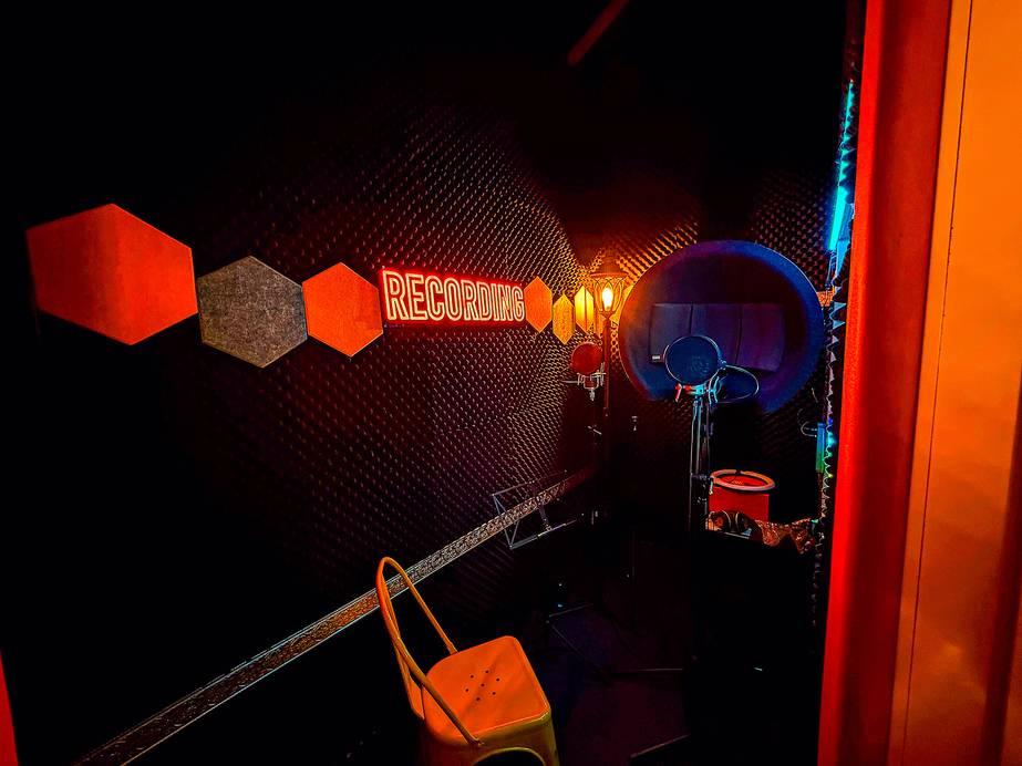 Fully Equipped Professional Music Recording and Production Studio For Hourly Bookings — photo 5