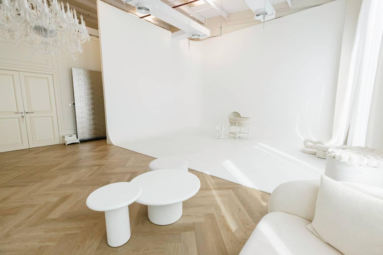 Premium Natural Light with white Cyclorama Photo Studio in Dubai — photo 4