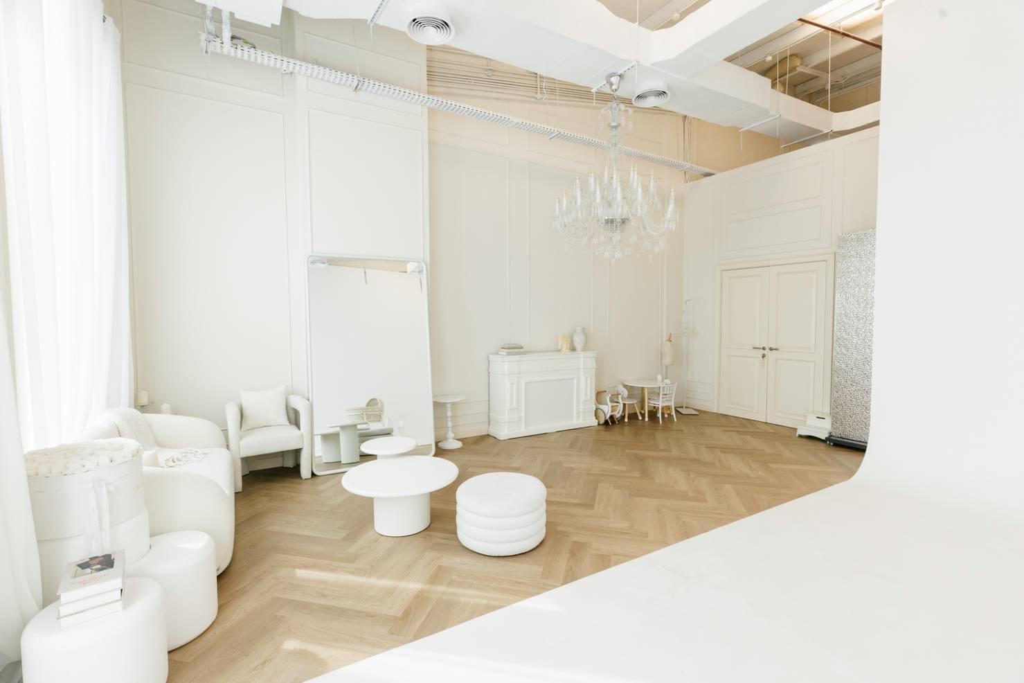 Premium Natural Light with white Cyclorama Photo Studio in Dubai — photo 5