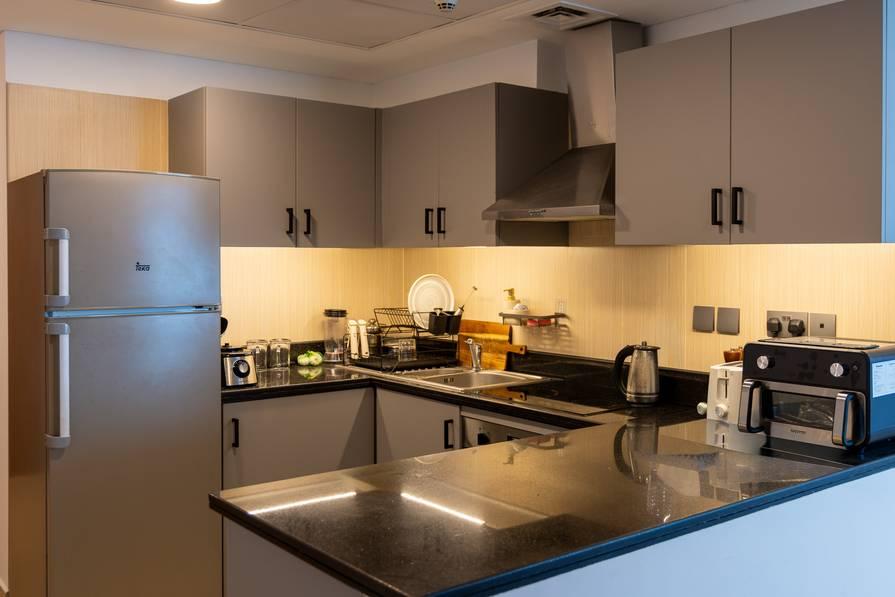 Chic DIFC Apartment | Natural Light | Media Ready — photo 2