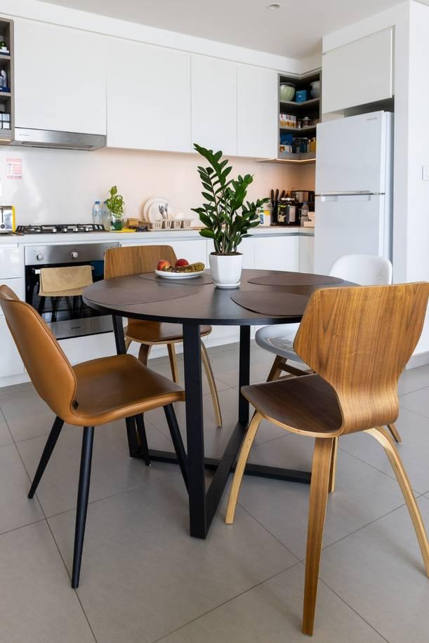 Chic 1-Bedroom Apartment with Natural Light, Elegant Furniture for Photoshoot and Content Creation — photo 19