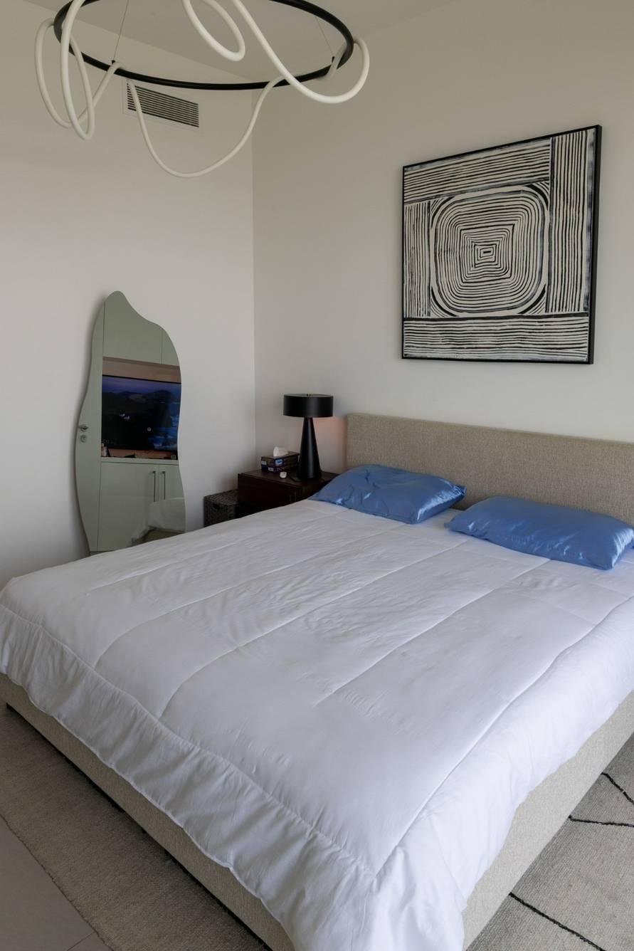 Chic 1-Bedroom Apartment with Natural Light, Elegant Furniture for Photoshoot and Content Creation — photo 16
