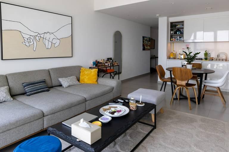 Chic 1-Bedroom Apartment with Natural Light, Elegant Furniture for Photoshoot and Content Creation — main photo
