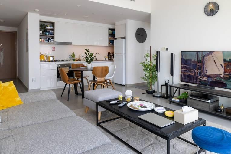 Chic 1-Bedroom Apartment with Natural Light, Elegant Furniture for Photoshoot and Content Creation — photo 4
