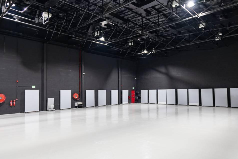Large Event Venue with Exclusive Immersive Projection, Stylish Reception & Valet Parking — photo 14