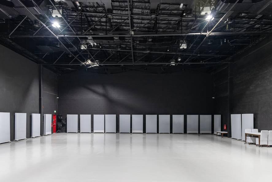 Large Event Venue with Exclusive Immersive Projection, Stylish Reception & Valet Parking — photo 17