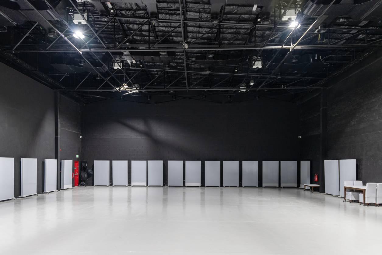 Large Event Venue with Exclusive Immersive Projection, Stylish Reception & Valet Parking — photo 17