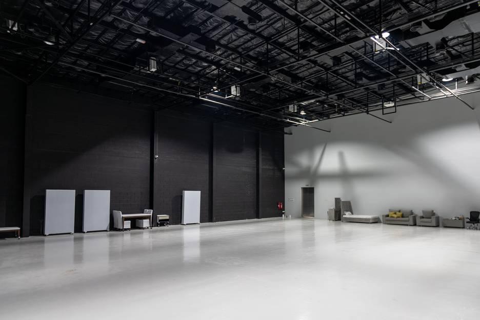 Large Event Venue with Exclusive Immersive Projection, Stylish Reception & Valet Parking — photo 19