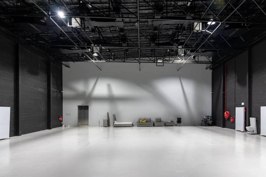 Large Event Venue with Exclusive Immersive Projection, Stylish Reception & Valet Parking — photo 16