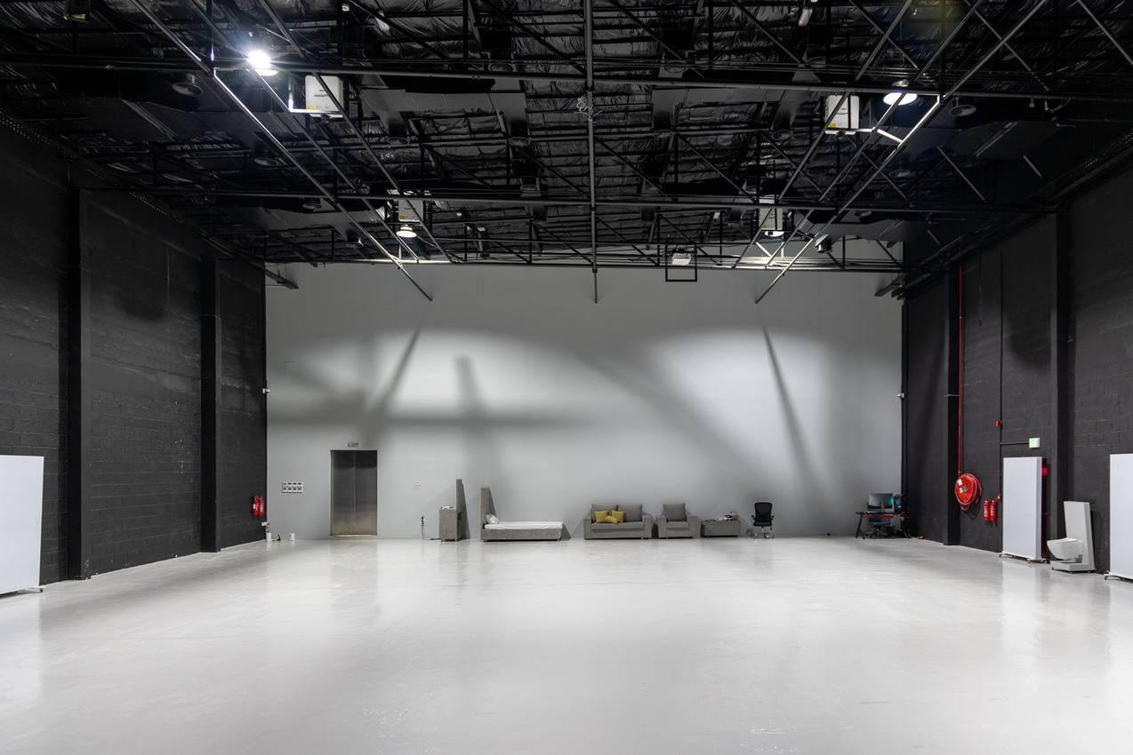 Large Event Venue with Exclusive Immersive Projection, Stylish Reception & Valet Parking — photo 16