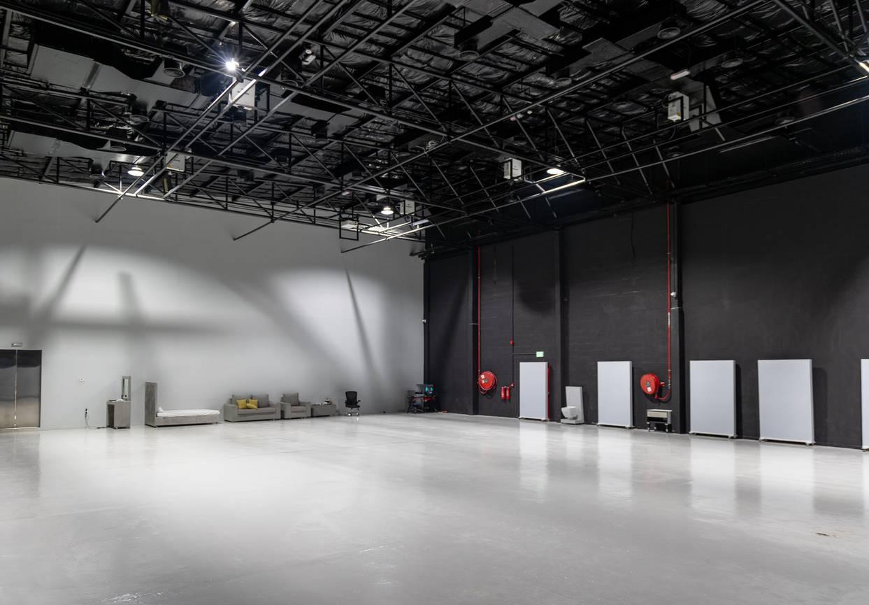 Large Event Venue with Exclusive Immersive Projection, Stylish Reception & Valet Parking — photo 15