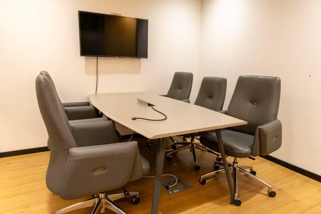 Meeting Room for 6 People, Private Meetings and Workshops or Content Creation — main photo