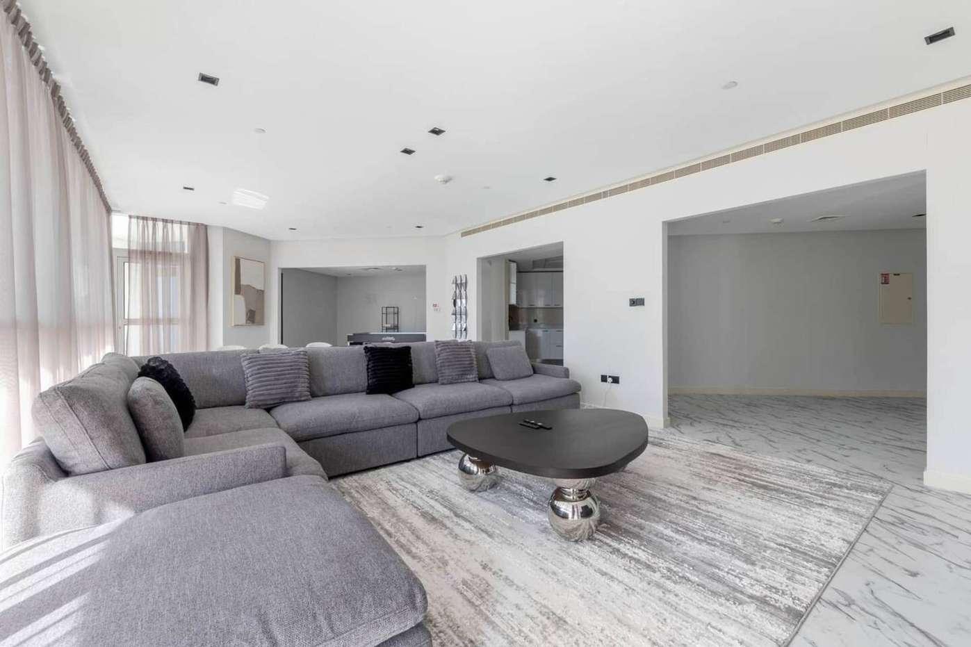 Penthouse-Style 3BR Marina Apartment with Games Room 4