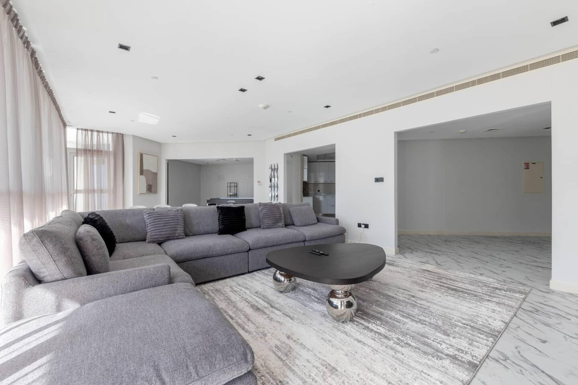 Penthouse-Style 3BR Marina Apartment with Games Room — photo 4