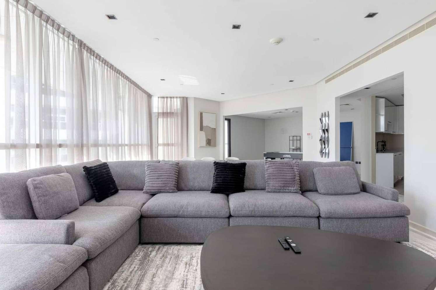 Penthouse-Style 3BR Marina Apartment with Games Room 5