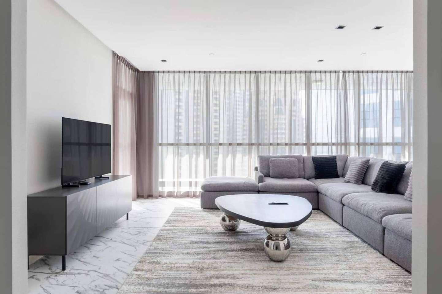Penthouse-Style 3BR Marina Apartment with Games Room 3