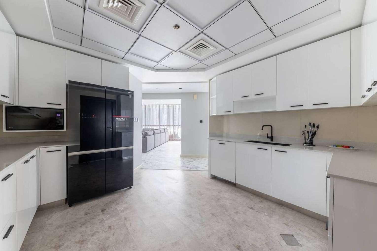 Penthouse-Style 3BR Marina Apartment with Games Room — photo 6